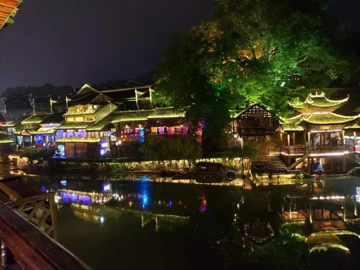 Lqj Riverside Guest House Fenghuang Exterior photo
