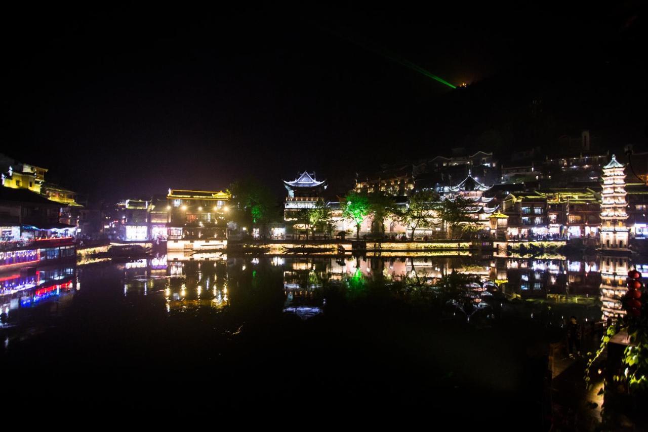 Lqj Riverside Guest House Fenghuang Exterior photo