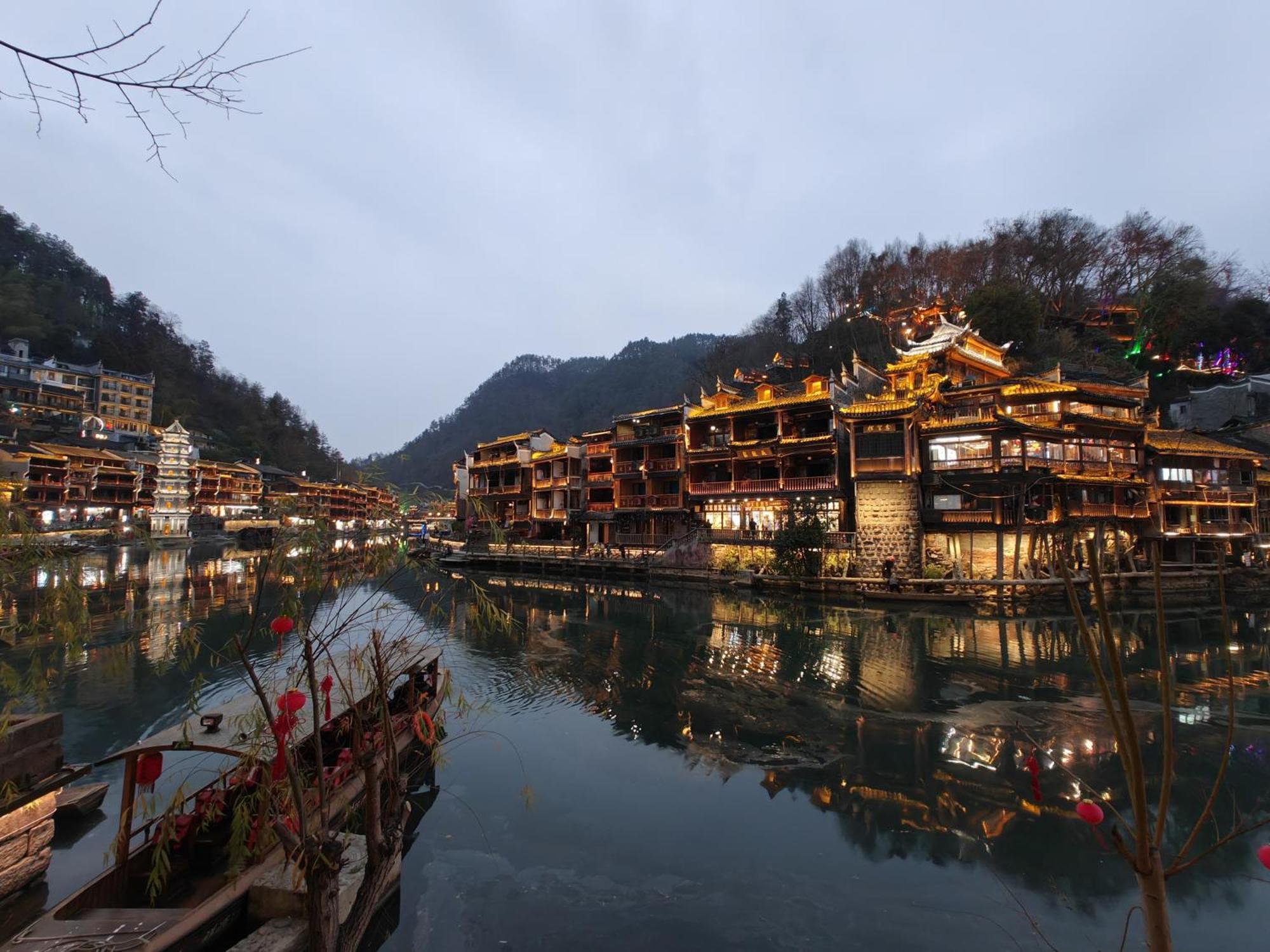Lqj Riverside Guest House Fenghuang Exterior photo