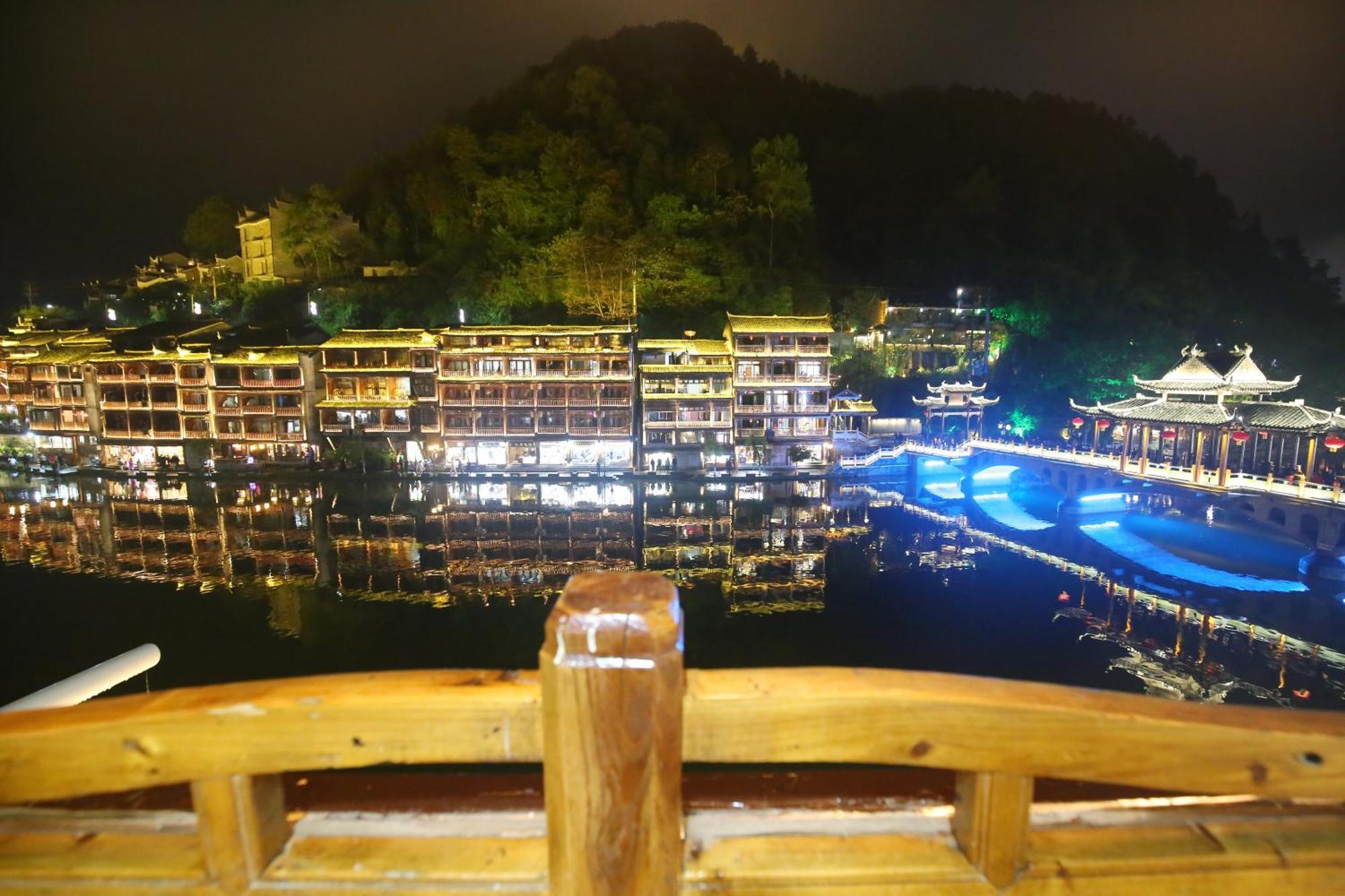 Lqj Riverside Guest House Fenghuang Exterior photo